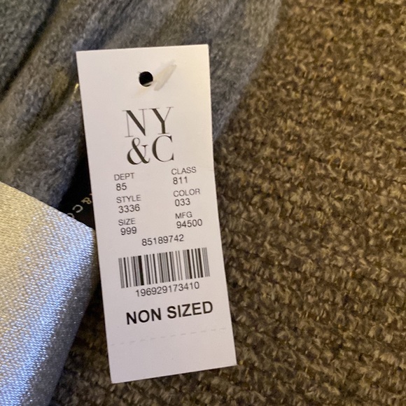 Woman’s gift set scarf and gloves - Picture 4 of 4